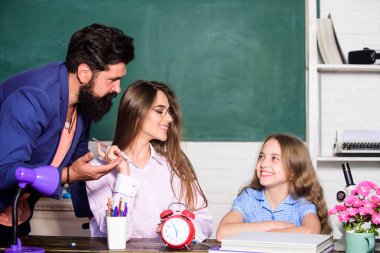 En büyük dezavantajı aşırı koruyucu ebeveynlik tarzı hazırlıksız çocuklar. Küçük kız ev ödevi yapıyor. Aşırı korumacı bir aile. Aşırı korumacı ebeveynlik tarzı. Baba anne çocuk öğretiyor. Akıllı aile