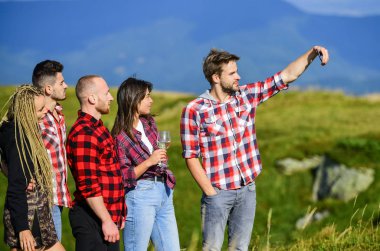 Selfie zaman kavramı. Doğada insanlar mutlu selfie manzara arka plan alarak. Anıları yakalamak. Aile fotoğrafı için poz veren kadın ve erkekler. Grup arkadaşları selfie çekiyor. Selfie sosyal ağları gönder