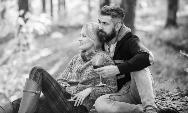 Acampar e caminhar. Saúde. Um piquenique familiar. Dia dos Namorados. mulher feliz e homem bebem vinho. casal apaixonado relaxar na floresta de outono. encontro amoroso e romance. Humor de primavera. Desfrutando de bons momentos com amigos — Fotografia de Stock