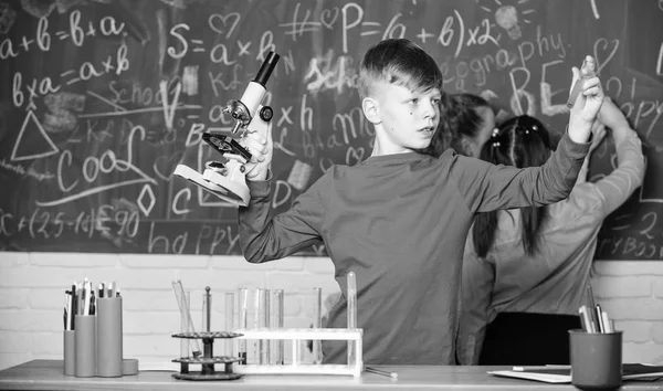 Estudiantes haciendo experimentos de biología con microscopio en laboratorio. Niños felices. Lección de química. Niños pequeños aprendiendo química. Investigaciones en laboratorio de ciencias. Equipo de química. Educación química — Foto de Stock