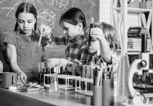 Skolutbildning. Skolan kemi experiment. School Club. Förklara kemi för Kid. Fascinerande kemisk reaktion. Lärare och elever med provrör i klassrummet. Intressanta skolklasser — Stockfoto