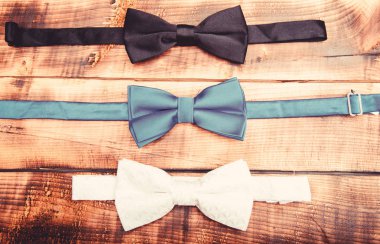 Moda aksesuarı. Esthete detay. Yay kravatı düzelt. Damat düğünü. Tekstil kumaş yay yakın yukarı. Modern resmi tarzı. Erkek giyim kıyafetleri. Mükemmel kıyafet. Yay kravatı bağlıyorum. Düğün Aksesuarları