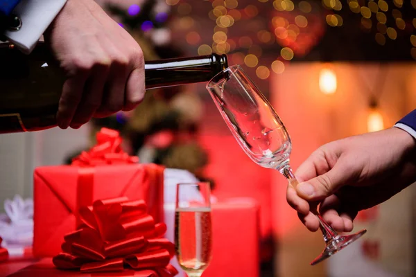 Last Minute voor Nieuwjaar. Drink Champagne of mousserende wijn. Vier vakantie met Champagne. Gelukkig Nieuwjaar. Handen gieten Champagne in elegante glazen kerstversiering achtergrond — Stockfoto