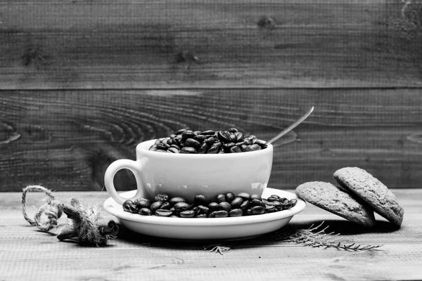 Arabica robusta varietà di caffè. Bevanda per ispirazione e carica energetica. Chicchi di caffè tostati freschi. Tazza pieno caffè marrone tostato fagiolo blu sfondo in legno. Concetto di caffeina. Menù bevande caffè — Foto Stock