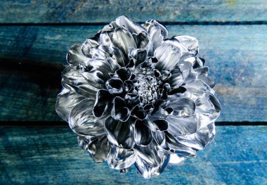 lüks ve başarı. metalanmış antik dekor. grunge güzellik. zenginlik ve zenginlik. ahşap üzerinde gümüş krizantem çiçek. floristics iş. Vintage. Çiçek kaplı metalik boya yakın