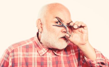 tıraş aracı kiti. olgun sakallı adam beyaz izole. makasla saç kesin. Traşsız yaşlı adamın bıyığı ve sakalı var. berber dükkanı kavramı. tıraş aksesuarları. Hayatınıza biraz eylem ekleyin