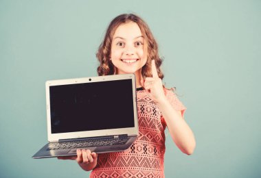 İnternette sörf yapıyorum. Kendi blogunu geliştirin. Kişisel blog. Sosyal ağlar ve blog. Bloglama kavramı. Dizüstü bilgisayarı olan küçük çocuk kız. Pc kullanarak küçük çocuk. Dijital teknoloji. Dizüstü bilgisayar ile Çocuk çalışma