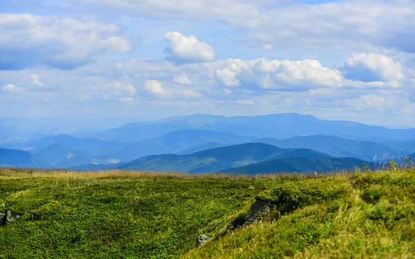 Bjergudsigt. miljøbeskyttelse. bjerglandskab. rejser og vandreture. naturens skønhed. økologi situation. fantastiske bjerglandskab. rejse eventyr. rejselyst koncept - Stock-foto