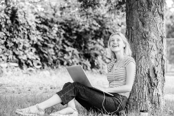 Работа в летнем парке. Девушка работает с ноутбуком в парке. Причины, по которым ты должен вынести свою работу наружу. Природа имеет важное значение для благополучия и способности быть продуктивным и высокофункциональным на работе — стоковое фото