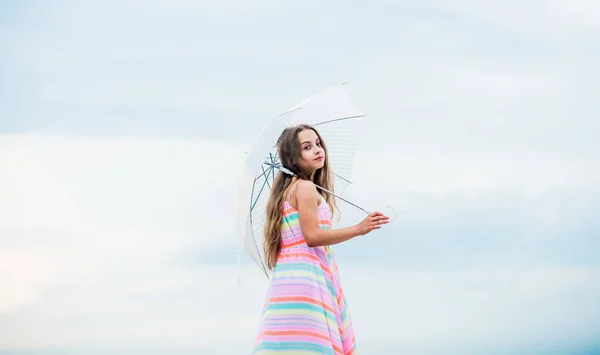 Buona infanzia. Credo di poter volare. Tocca cielo. Personaggio fiabesco. Mi sento leggera. Ragazza con ombrello leggero. Anti gravitazione. Getta il paracadute. Sognavo il primo volo. Ragazzo che finge di volare — Foto Stock