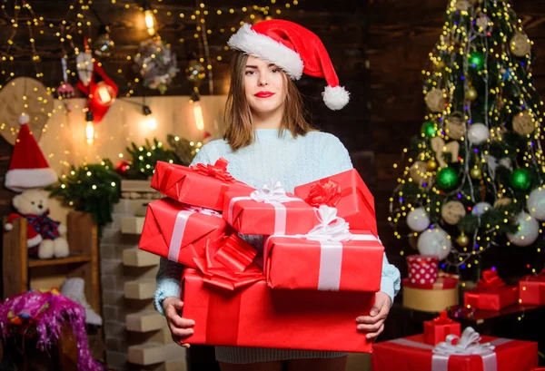 새해 복 많이 받으세요. 가족 축 하. 현재 상자와 섹시 한 여자입니다. 크리스마스 트리입니다. 겨울 휴가. 아침 전에. 산타 클로스 모자소녀. 크리스마스 쇼핑. 크리스마스 러시를 이길 — 스톡 사진