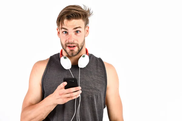 MP3 플레이어. 섹시한 근육 남자는 전화 MP3 플레이어에 음악을 들을 수 있습니다. 흰색에 고립 된 전화에 MP3 플레이어와 남자. 헤드폰에 면도 하지 않은 남자. 좋아하는 음악 공유 — 스톡 사진