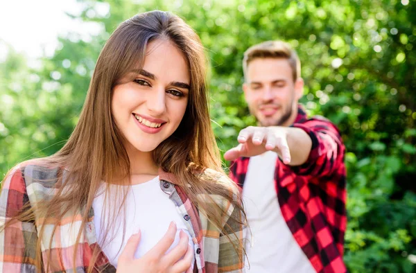 Concepto de fecha romántica. Hombre hipster enamorándose chica bonita. Reunión casual. Llama su atención. Enamórate. Amor a primera vista. Si la mujer sabe que te gusta, ¿cómo reaccionará? Sentimientos puros — Foto de Stock