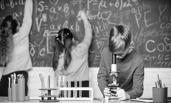 Κάνω έρευνα. Τα μικρά παιδιά μαθαίνουν χημεία στο σχολικό εργαστήριο. Μικρά παιδιά στο εργαστήριο. Μικροσκόπιο χημείας. φοιτητές που κάνουν πειράματα βιολογίας με μικροσκόπιο. Εργαστήριο μικροσκόπιο. Παιδική ημέρα — Φωτογραφία Αρχείου