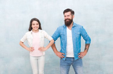 Babalık insanı değiştirir. Mutlu bir adam ve küçük kız. Sakallı adam ve küçük çocuk gri arka planda gülümsüyor. Kızıyla beyaz adam