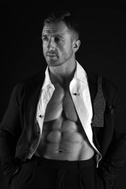 Bodybuilder kas göğüs tarih açık havada veya gece dışarı hazırlanıyor. Romantik kaslı adam. Randevuya hazırlanın. Adam kas maço romantik tarih için giyinme. Sporcuya aşık olmak