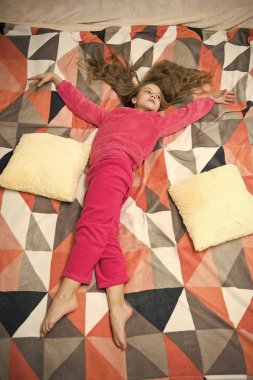 Küçük kız çocuk uyku için hazır. Dinlenmek için zaman. Çocukluk mutluluk. Mutlu kız yatak odasında. Pijama partisi. İyi geceler. Günaydın. Çocuk günü. Evde vakit geçirmek çok güzel