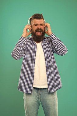 Olgun hippi sakallı. Sakallı adam. Saç ve sakal bakım. Kulaklık adam. Genç ve acımasız. Mutlu bir adam hippi müzik dinlemek. müzik. bıyıklı acımasız beyaz hippi. Player ile şarkı