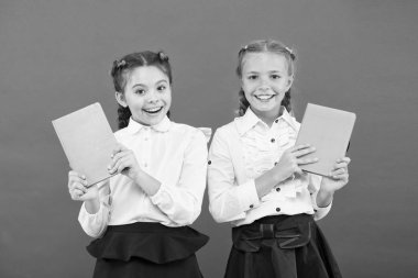 Okul kırtasiye. Eğlenceli eğitim için sevimli Kırtasiye satın alın. Kırtasiye ile takıntılı ünlü kızlar. Kızlar çocuk okul üniforması kitap tutun. Liseli Show günlüğü Notepad. Okul malzemeleri konsepti