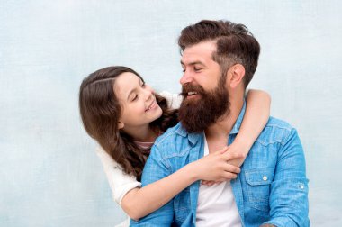Onu ilk ben sevdim. Sakallı adam ve küçük kız çocuk sevgi ve kahkaha paylaşımı. Küçük kız gri arka plan üzerinde sevgi ve özenle baba sarılma. Aile sevgisi