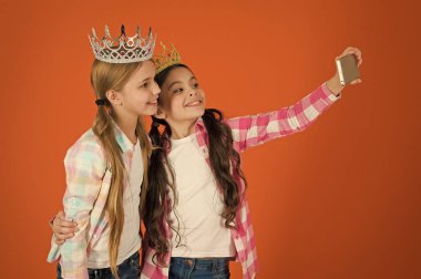 Çocuklar altın kron sembolü Prenses giymek. Uyarı işaretleri şımarık çocuk. Şımarık çocuk yetiştirme kaçının. Kızlar selfie alarak smartphone kamera fotoğraf. Şımarık çocuk kavramı. Talep daha fazla dikkat