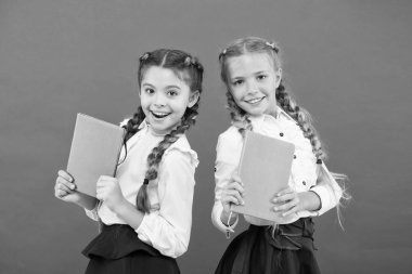 Okul kızı şov günlüğü defteri. Okul malzemeleri konsepti. Okul kırtasiyesi. Ders çalışmak için güzel kırtasiye malzemeleri al. Çocukların okul üniformaları kitabını tutuyor. Kırtasiyeye takıntısı olan kızlar.