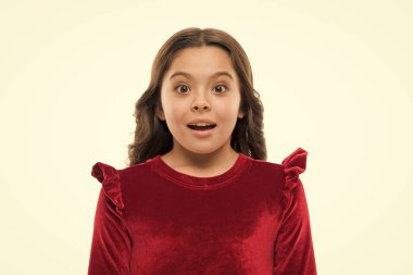 Bu ne sürpriz. Şık uzun saçlı çocuk. Moda kız. Sevimli kız çocuk moda giysiler içinde. Mutlu küçük çocuk. Küçük modeli moda bakmak. Küçük fashionista