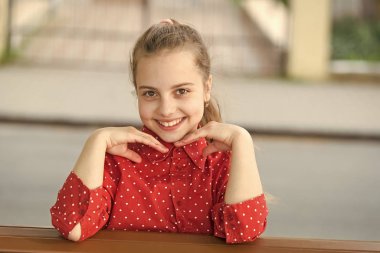 Gülümse, sadece güzelliğini göster. Uzun sarı saçlı ve mutlu bir gülümseme ile sevimli küçük çocuk. Güzel yüzünde beyaz sağlıklı gülümseme ile gülümseyen çocuk. Büyük gülümseme ile sevimli küçük kız