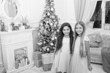 Mutlu Noeller ve mutlu yeni yıl. Xmas online alışveriş. Aile tatili. Yeni Yılınız Kutlu Olsun. Kış. Xmas önce sabah. Küçük kızlar. Noel ağacı ve hediyeler. Çocuk keyfini çıkarın tatil