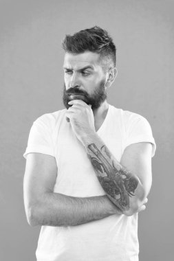 Derin düşünceler. Adam ciddi yüz emin değil. Bazı şüpheler içinde sınat. Hipster sakallı yüzü bir şeyde emin değil. Şüpheli sakallı adam yakın. Şüpheli ifade. Düşünmem gerek. Çözüm arıyorum