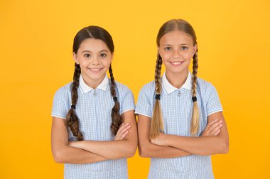 Çocuk ve gençlik hakları arasındaki fark. Uluslararası çocuk günü. Çocuk hakları alanı hukuk siyaseti din ve ahlak alanlarını kapsar. Çocuk kız kardeşler arkadaş. Kızlar mutlu yüzler