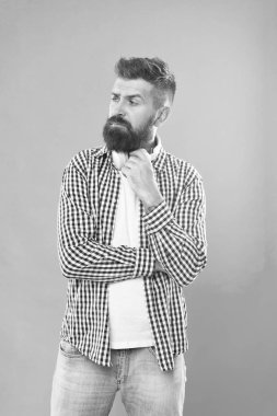 Müzik çizelgesi. Hipster sakallı, müzik dinliyor. Yakışıklı müzik aşığı. Kulaklıklı adam. Akış siteleri en gözde ve sıcak etrafında. Ücretsiz online müzik kaynakları farklı özellikler. Kablosuz teknoloji