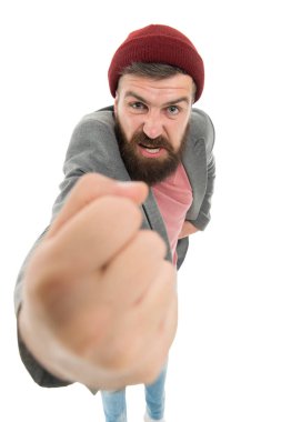 Acımasız ve kaba. Vahşi beyaz adam öfkeyle yumruğunu sallıyor. Acımasız bir tarzda sakallı adam. Traşsız kızgın yüzünde bıyık lı ve sakallı acımasız hipster