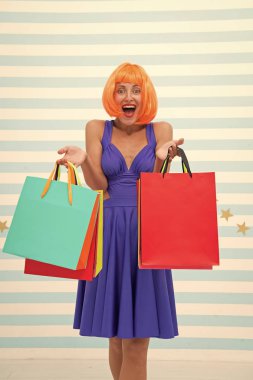 Moda. Kara Cuma satışları. Mutlu kadın alışverişe gider. İnternetten iyi alışverişler. İyi tatiller. Alışveriş torbalı çılgın kız. Son hazırlıklar. Alışveriş merkezinde büyük indirim, fotokopi alanı. Alışveriş mutluluğu