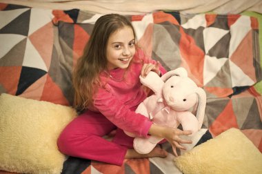 Günaydın. Uluslararası Çocuk günü. Pijama partisi. İyi geceler. Çocukluk mutluluk. Küçük kız çocuk uyku için hazır. Dinlenmek için zaman. Mutlu kız yatak odasında. İşte buradayım