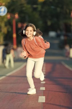 Tüm veren onu en iyi. Eğleniyor. Küçük kız çalışan açık. küçük kız dinle müzik. MP3 çalar. mutlu küçük kız. Sesli kitap. Kulaklığımda evlat. Eğlence zamanı. komik çocuk. Bahar eğlenceli. Ücretsiz duygu