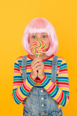 Anime kongresi. Tatlı bir hayat. Anime cosplay parti konsepti. Mutlu küçük kız. Anime hayranıyım. Canlı karakter fantastik temalar. Modern çocukluk. Lolipop yiyen yapay saç modeli ile Çocuk