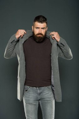 Şık doğdu. Gri arka planda şık hipster. Sakallı adam acımasız şık bir görünüm ile giyinmiş olsun. Rahat ama şık