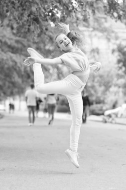 Dans ediyorum. Dans eden kız. Sevimli dansçı şehir caddesinde özgür hissediyor. Küçük çocuk modern müzik le dans etmekten hoşlanır. Enerjik küçük kız zevkle dans