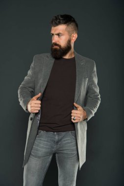Uzun sakalı iyi çalışıyor. Şık bıyık lı ve sakallı sakallı adam. Dokulu sakal saç gri arka plan ile traşsız hipster. Sakallı beyaz adam rahat tarzı giymek
