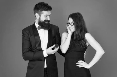 Ilişki. aşk ilişkisi. Sürpriz. sakallı adam kadın evlilik teklifi nde. smokin adam ve nişan partisinde zarif bayan. sevgililer günü. aşık seksi çift. resmi çift. kutusunda halka