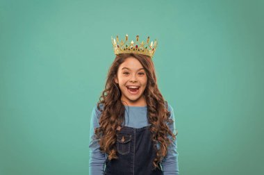 Güzellik Yarışması modeli. Çocuk giyim Prenses altın taç sembolü. Her kız prenses olmak için hayal. Bayan küçük prenses. Kız şirin bebek giyim taç stand mavi arka planı süre. Çocukluk kavramı