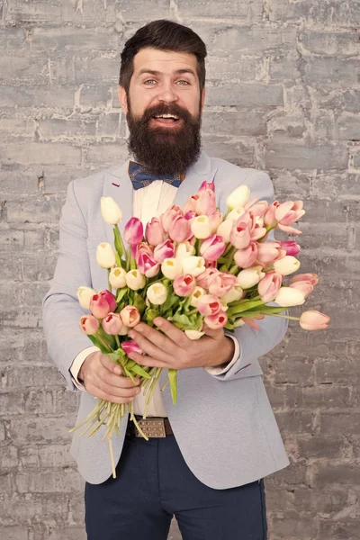 Wo Träume Wirklichkeit werden. Frauentag. Blume für den 8. März. Frühlingstag. Bärtiger Mann mit Blumen. Bärtiger Mann mit Tulpenstrauß. Liebe Frauentag. internationaler Frauenurlaub. Blume zum Frauentag — Stockfoto