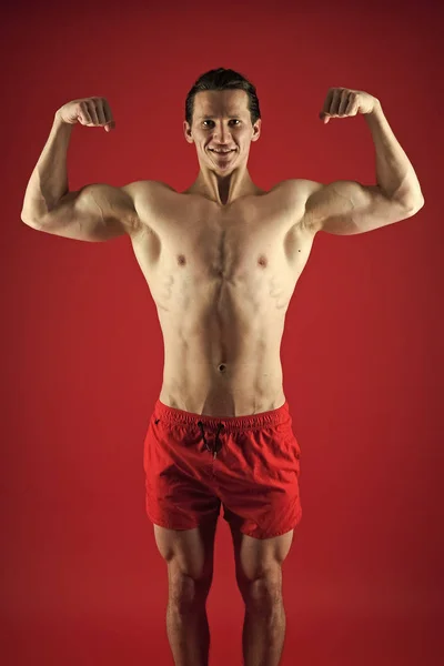 充满了能量。健身男子在健身房锻炼。肌肉发达的人, 身体强壮。运动和健身。穿红色短裤的运动员或运动员。适合你的身体和减肥。锻炼前的运动员热身 — 图库照片
