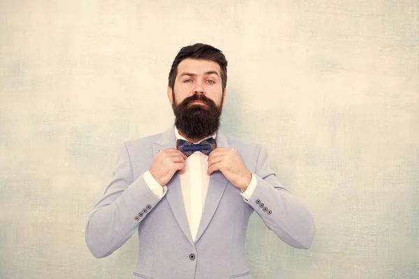 Esmoquin look de moda. barbudo con pajarita y esmoquin. Caballero ve a una cita de amor. hombre de negocios maduro con chaqueta azul. glamour hipster macho con barba. novio de novia en la fiesta de bodas. Mirando hacia el futuro —  Fotos de Stock