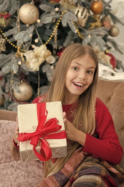 クリスマスはここにあります。クリスマスのオンライン ショッピング。家族の休日。明けましておめでとう。冬。クリスマス前に朝。小さな女の子。クリスマス ツリーとプレゼント。子供は、休日を楽しむ — ストック写真