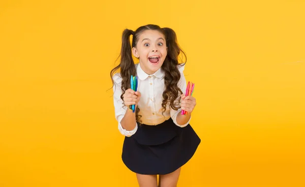 Artes en la educación. Niño feliz sosteniendo marcadores de colores sobre fondo amarillo. Educación en artes visuales. Educación creativa. La práctica del dibujo es necesaria para la educación escolar. — Foto de Stock