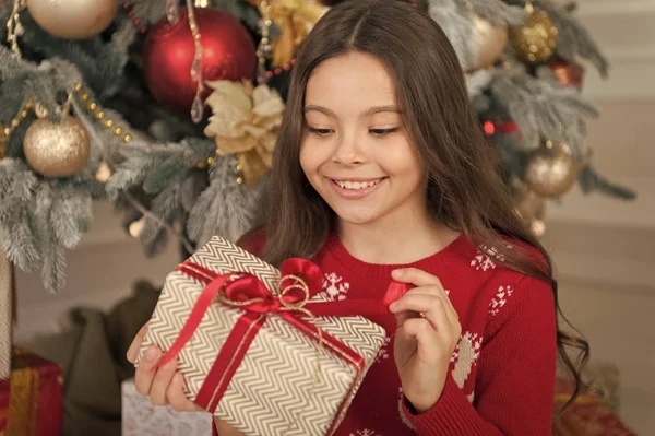 明けましておめでとう。新しい 2019 年が来ています。クリスマス前に朝。子供の頃。幸せな少女は、冬の休日を祝います。配信クリスマス プレゼント。クリスマスの時期。家族。少しクリスマス マジック — ストック写真