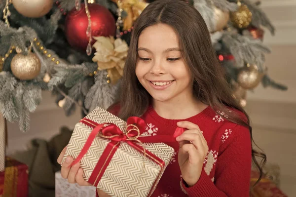 Gott Nytt År. Nya 2019 året kommer. På morgonen innan Xmas. Barndomen. lycklig liten flicka firar vintersemester. leverans julklappar. juletid. Familj. Lilla jul magi — Stockfoto