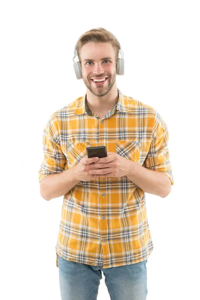 Przyjemność dla uszu. Ciesz się muzyką. Najlepsze aplikacje muzyczne, które zasługują na słuchanie. Guy nowoczesny użytkownik aplikacji mobilnej. Zdobądź prenumeratę muzyki. Człowiek zadowolony słuchać muzyki nowoczesne słuchawki i smartfony — Zdjęcie stockowe